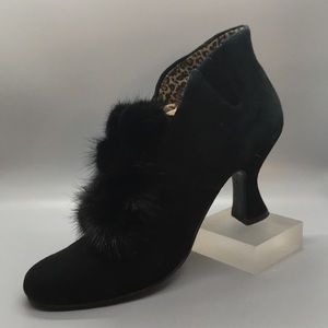 BACI "Daisy" Black Suede Leather ankle boot. Sz9